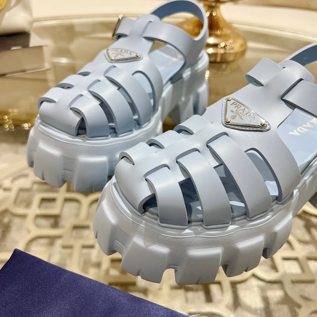👟👟Ex-factory price 440👟👟 Prada's new spring and summer sawtooth Roman thick-soled rubber sandals, retro, fashionable and avant-garde gear teeth 55mm, thick-soled soles with rubber uppers, making the whole pair of shoes light and comfortable, bright colors, satisfying a variety of choices for fashionable people with different styles! The iconic metal triangle logo is paired with the shape of ancient beach sandals. Every design element is fashionable! Code number 35-40